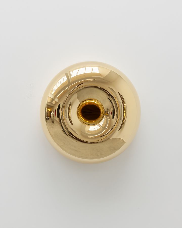 아니쉬 카푸어, 〈Glove〉 2013 Fiberglass, bronze and gold 75.3 x 75.3 x 26 cm Courtesy of the artist and Kukje Gallery 이미지 제공: 국제갤러리  *재판매 및 DB 금지