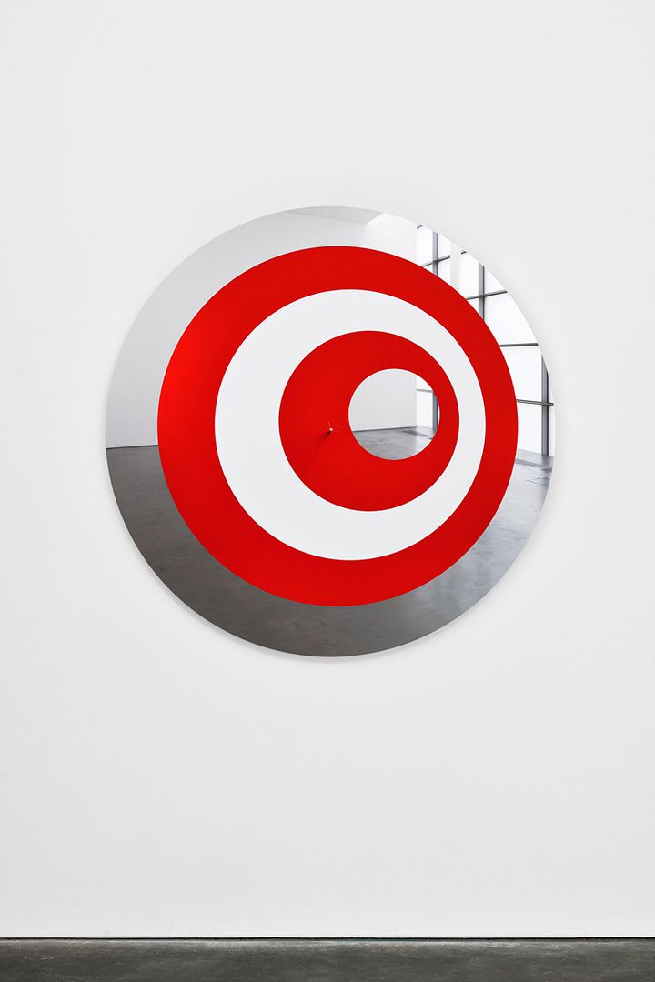 엘름그린 & 드라그셋 〈On Target, Fig. 6〉 2022Mirror-polished stainless steel, lacquer 130 x 130 x 42.3 cm, Ø130 cm Courtesy of the artists and Kukje Gallery 사진: Elmar Vestner 이미지 제공: 국제갤러리 *재판매 및 DB 금지