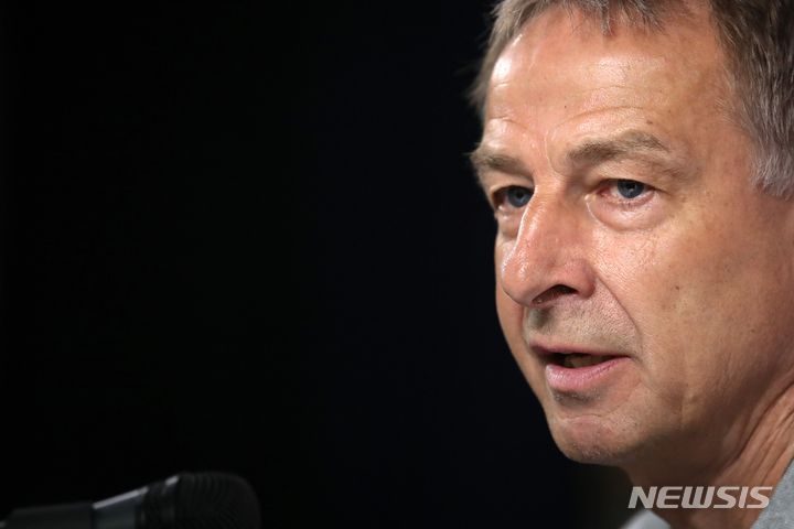 [서울=뉴시스] 조성우 기자 = 위르겐 클린스만 축구 국가대표팀 감독이 5일 오전 서울 종로구 축구회관에서 6월 친선경기 명단 발표 기자회견을 하고 있다. 2023.06.05. xconfind@newsis.com