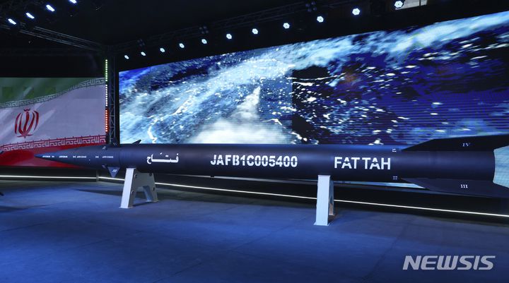 [테헤란=AP/뉴시스] 지난 6일(현지시간) 이란 수도 테헤란에서 열린 기념식에서 '파타흐' 미사일이 공개됐다. 이란은 음속의 15배 속도로 이동할 수 있는 극초음속 미사일을 만들었다고 주장하고 있다. 2023.06.09.