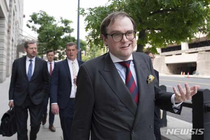 해리왕자의 미국 입국심사에 대한 정보공개를 요구한 미 해리티지재단의 새뮤얼 듀이 변호사가 6월 6일 워싱턴의 법원을 나서고 있다. 해리티지재단은 왕자의 자서전에 기술된 마약 사용 경력을 문제삼아 국토안보부를 고소하고 비자관련 정보공개를 청구했다.