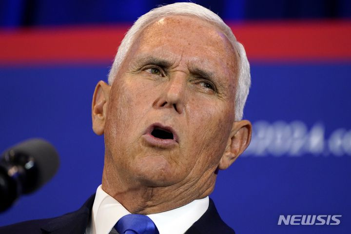 [앤캐니=AP/뉴시스]7일(현지시간) 미 아이오와주 앤캐니에서 마이크 펜스 전 부통령이 공화당 대선 후보 출마 선언을 하는 모습. 2023.6.8
