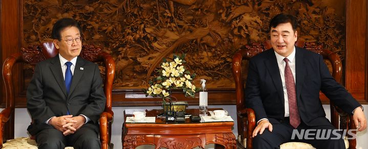 [서울=뉴시스] 국회사진기자단 = 싱하이밍 주한중국대사가 8일 저녁 서울 성북구 중국대사관저에서 이재명 더불어민주당 대표의 예방을 받고 인사말을 하고 있다. 2023.06.08. photo@newsis.com