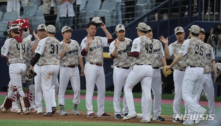 [서울=뉴시스] 김금보 기자 = 8일 서울 구로구 고척스카이돔에서 열린 2023 프로야구 LG 트윈스 대 키움 히어로즈의 경기, 13 대 0으로 승리한 키움이 서로를 격려하고 있다. 2023.06.08. kgb@newsis.com