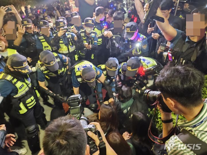 [서울=뉴시스] 정진형 기자 = 경찰이 9일 대법원 앞에서 열린 비정규직 노동자들의 1박2일 노숙 문화제가 미신고 집회라고 판단, 강제 해산에 나섰다. 2023.06.09.