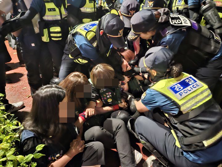 [서울=뉴시스] 정진형 기자 = 경찰이 9일 대법원 앞에서 열린 비정규직 노동자들의 1박2일 노숙 문화제가 미신고 집회라고 판단, 강제 해산에 나섰다. 2023.06.09. *재판매 및 DB 금지