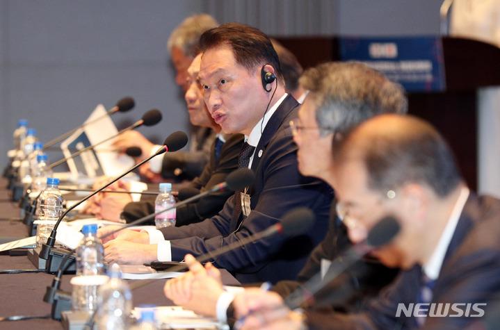 [부산=뉴시스] 하경민 기자 = 최태원 대한상공회의소 회장이 9일 오전 부산 해운대구 시그니엘부산에서 열린 한일 상공회의소 회장단 회의에 참석, 인사말을 하고 있다. 한일 상의 회장단 회의는 전국 73개 지역 상의가 있는 대한상의와 전국 515개 지역 상의를 운영 중인 일본상의가 한 자리에 모이는 자리로, 2018년부터 중단됐다가 6년 만인 올해 다시 열렸다. 2023.06.09. yulnetphoto@newsis.com