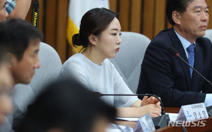 [서울=뉴시스] 추상철 기자 = 양소영 더불어민주당 전국대학생위원장이 9일 오전 서울 여의도 국회에서 열린 확대간부회의에 참석해 있다. 2023.06.09. scchoo@newsis.com