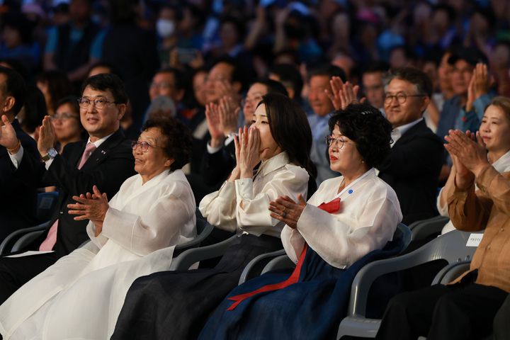 [서천=뉴시스] 윤석열 대통령 부인 김건희 여사가 9일 오후 충남 서천군 한산모시관 이음무대에서 열린 제33회 한산모시문화제 개막식에서 공연을 관람하고 있다. (사진=대통령실 제공) 2023.06.09. photo@newsis.com *재판매 및 DB 금지