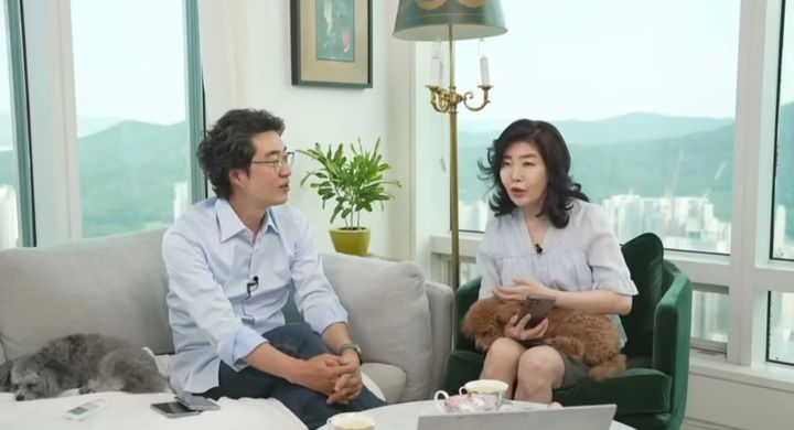 [서울=뉴시스] 의학전문기자 출신 방송인 홍혜걸과 의사 겸 사업가인 여에스더 부부가 지난 9일 유튜브 채널 '여에스더TV'에서 큰 아들의 결혼 뒷얘기를 공개했다. (사진=유튜브 채널 '여에스더TV' 캡처) 2023.06.10. photo@newsis.com *재판매 및 DB 금지