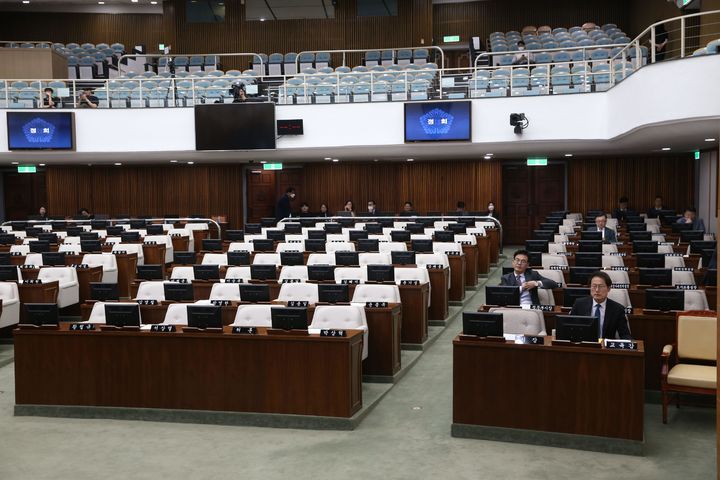 [서울=뉴시스] 조성봉 기자= 조희연 서울시교육감이 지난해 6월12일 오후 서울 중구 서울시의회본회의장에서 열린 제319회 정례회 제1차 본회의에 출석해 ‘생태전환교육 조례 폐지’에 대한 우려를 시정연설을 통해 전할 예정이었으나 서울시의회 국민의힘 측의 문제제기로 장시간 정회가 되어 대기하고 있다. (사진=서울시교육청 제공) 2024.04.25. photo@newsis.com *재판매 및 DB 금지