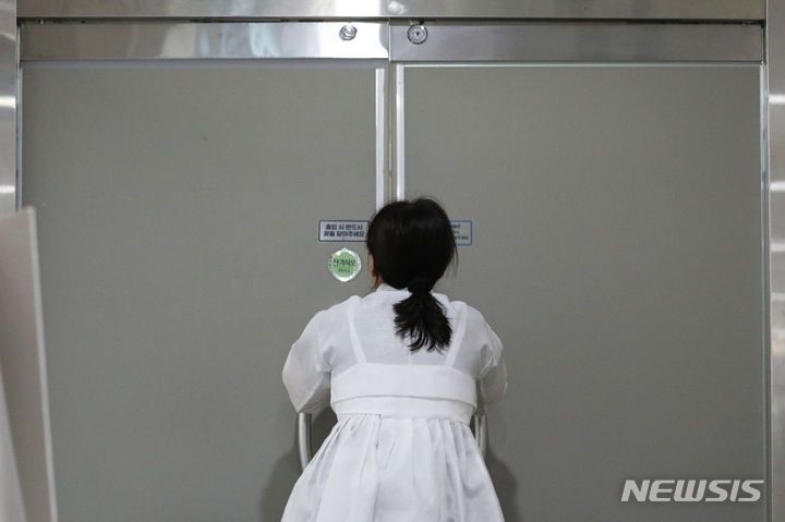 [서울=뉴시스] 권창회 기자 = 13일 오전 서울 용산구 용산구청에서 소복을 입은 이태원 참사 유가족이 구청장실 문을 열어보고 있다. 2023.06.13. kch0523@newsis.com