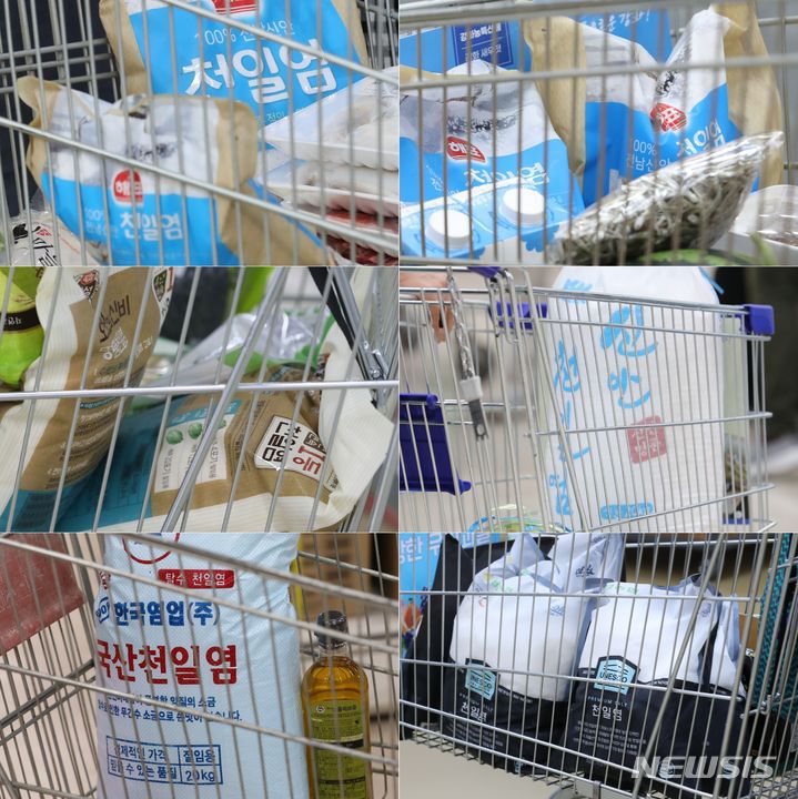 [서울=뉴시스] 권창회 기자 = 일본 후쿠시마 원전 오염수 방류가 임박하면서 방류되기 전에 구매하겠다는 소비 심리로 천일염, 즉 소금 대란이 벌어지고 있다. 소금 뿐만 아니라 김, 미역 등 수산물 소비 위축도 우려되고 있는 상황이다. 사진은 13일 오후 서울 시내 대형마트에서 시민들의 카트에 소금이 있는 모습. 2023.06.13. kch0523@newsis.com