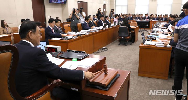 [서울=뉴시스] 전진환 기자 = 김교흥 행안위원장이 22일 오전 서울 여의도 국회에서 열린 행정안전위원회 전체회의에서 의사봉을 두드리고 있다. 2023.06.22. amin2@newsis.com
