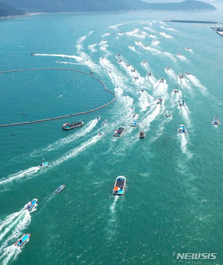 [완도=뉴시스] 변재훈 기자 = 23일 오전 전남 완도군 완도읍 완도항 1부두에서 '후쿠시마 원전 오염수 방류 결사 반대' 현수막을 건 어선들이 해상 시위를 하고자 바다로 나아가고 있다. 2023.06.23. wisdom21@newsis.com