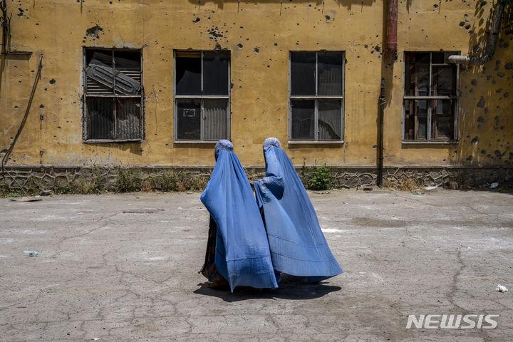 [카불=AP/뉴시스]25일(현지시간) 미 정치매체 폴리티코에 따르면 탈레반 최고지도자 하이바툴라 아쿤드자다는 국경일인 이드 알 아드하를 맞아 발표한 성명에서 강제 결혼 등 전통적인 억압들로부터 여성을 보호하기 위한 구체적인 조치들을 취했다고 밝혔다. 사진은 지난달 28일 아프가니스탄 카불에서 구호기관으로부터 식량 배급을 받기 위해 기다리는 여성들의 모습. 2023.6.26