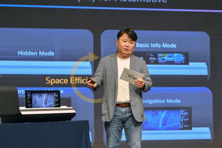 [서울=뉴시스] 지난 26일 오전 경기 용인시 기흥구 마북동에 있는 현대모비스 기술연구소에서 열린 '2023 현대모비스 미디어 테크데이'에서 한영훈 현대모비스 EC랩장이 미래 디스플레이 전략 등에 대해 발표하고 있다. (사진=현대모비스 제공) 2023.06.27 photo@newis.com *재판매 및 DB 금지