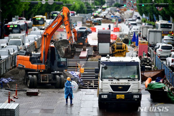 [광주=뉴시스] 광주 도시철도 1호선 1단계 공사로 막히는 도로. (사진=뉴시스 DB). photo@newsis.com