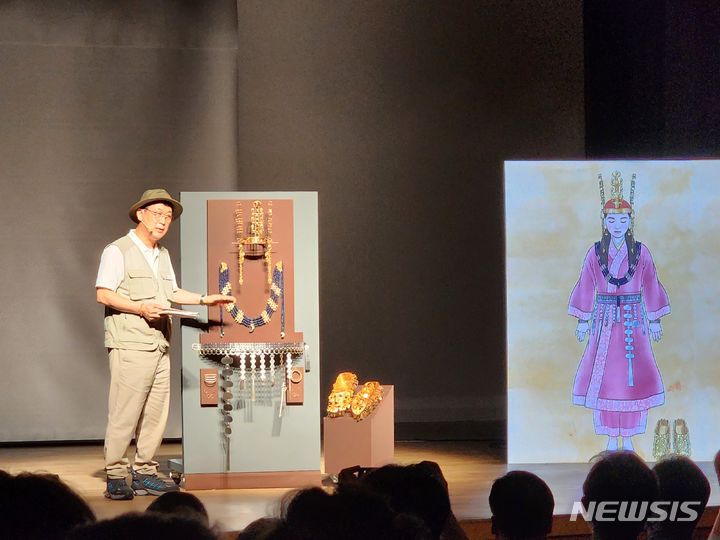경주 쪽샘44호분 발굴조사 시사회에서 무덤 주인공에 대해 설명하는 최응천 문화재청장.