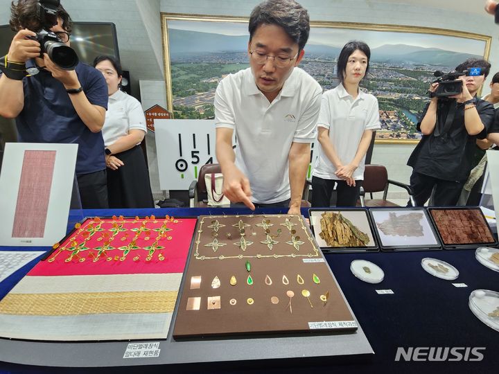 비단벌레 꽃잎모양 장식을 설명하고 있는 심현철 국립경주문화재연구소 특별연구원.