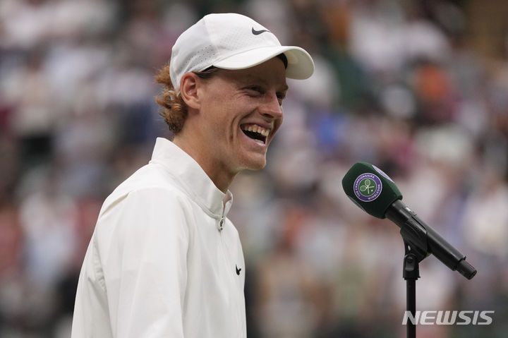[런던=AP/뉴시스] 야닉 시너(8위·이탈리아)가 11일(현지시각) 영국 런던에서 열린 2023 윔블던 테니스 대회 남자 단식 8강전에서 로만 사피울린(92위·러시아)를 물리친 후 소감을 말하고 있다. 시너는 사피울린을 3-1(6-4 3-6 6-2 6-2)로 물리치고 4강에 올라 노바크 조코비치(2위·세르비아)와 결승 진출을 다툰다. 2023.07.12.