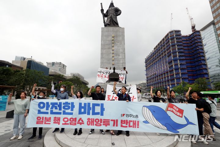 [서울=뉴시스] 조성봉 기자= 12일 오전 서울 종로구 광화문 이순신 동상 위에서 민주노총 조합원들이 ‘일본 후쿠시마 오염수 해양투기 반대’, ‘윤석열 대통령 퇴진’ 등 구호를 외치며 기습시위를 하고 있다.  2023.07.12. suncho21@newsis.com