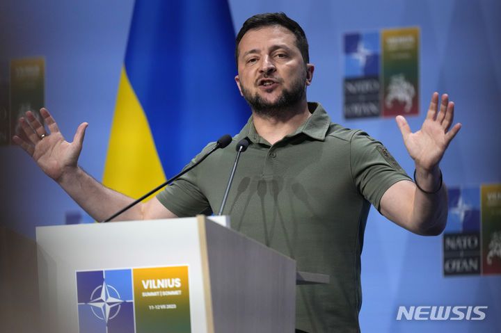 [빌뉴스=AP/뉴시스]출범 75주년을 맞은 북대서양조약기구(NATO·나토)의 올해 정상회의가 9일(현지시각) 미국 수도 워싱턴DC에서 개막했다. 사진은 볼로디미르 젤렌스키 우크라이나 대통령이 지난해 7월12일 리투아니아 빌뉴스에서 열린 북대서양조약기구(NATO.나토) 정상회의에서 연설하는 모습. 2024.07.10.