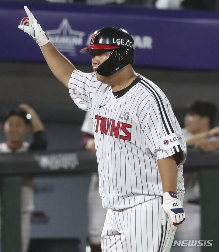 [부산=뉴시스] 김근수 기자 = 14일 오후 부산 동래구 사직야구장에서 열린 2023 KBO 퓨처스 올스타전 북부리그와 남부리그의 경기, 5회말 2사 주자 1,2루 상황, 북부리그 올스타 김범석이 좌중간 쓰리런 홈런을 치고 세리머니를 하고 있다. 2023.07.14. ks@newsis.com