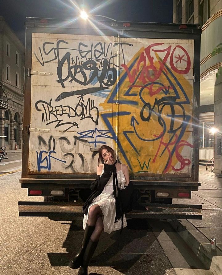 [서울=뉴시스] 배우 한소희가 글로벌 슈퍼 그룹 '방탄소년단'(BTS) 정국의 솔로 뮤직비디오 비하인드 사진을 공개했다. (사진=한소희 인스타그램 캡처) 2023.07.15. photo@newsis.com *재판매 및 DB 금지