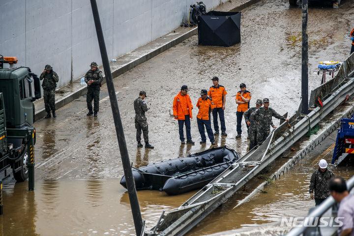 [청주=뉴시스] 정병혁 기자 = 전날 내린 비로 인해 차량 15대가 물에 잠기고 최소 11명이 실종된 충북 청주시 흥덕구 오송읍 궁평2지하차도에서 군, 소방 병력들이 배수 및 실종자 수색 작업을 하고 있다. 2023.07.16. jhope@newsis.com