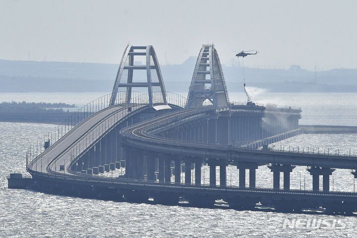 [크름반도=AP/뉴시스] 우크라이나 보안국(SBU)은 3일(현지 시간) 러시아 본토와 크름반도를 연결하는 다리를 수중 폭발물로 폭파시켰다고 밝혔다. 사진은 2022년 10월 8일 촬영한 크름대교의 모습. 2025.06.04.
