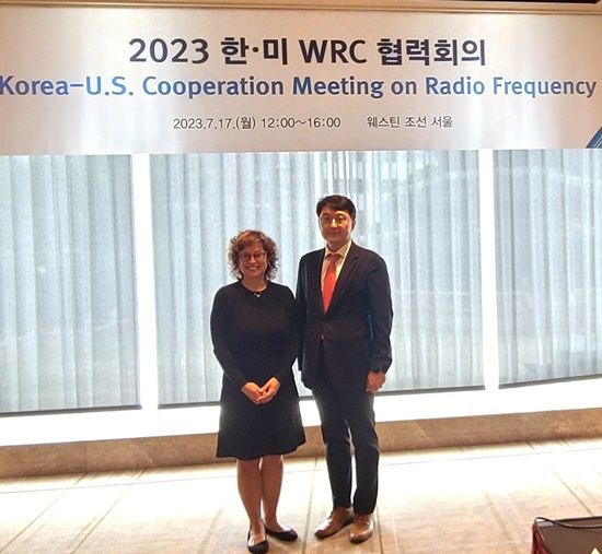 [서울=뉴시스] 한?미 세계전파통신회의(WRC)를 서울에서 열렸다. 최우혁 과기정통부 국장(오른쪽)과 안나 고메즈 미국 WRC 대사가 각국 대표로 참석했다. (사진=과기정통부 제공) *재판매 및 DB 금지