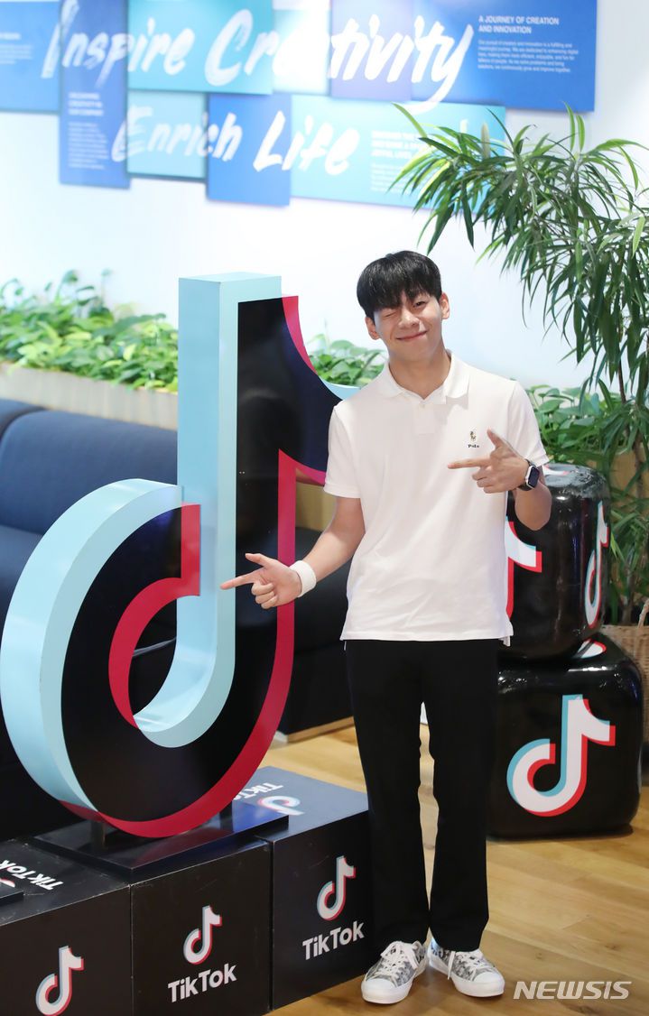 [서울=뉴시스] 조수정 기자 = 틱톡커 주한띠가 10일 서울 강남구 틱톡코리아에서 뉴시스와 인터뷰에 앞서 포즈를 취하고 있다. 2023.07.18. chocrystal@newsis.com