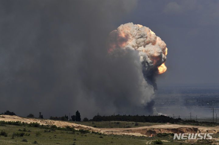[크름반도=AP/뉴시스] 지난 7월19일 크름반도 키로우스키에 있는 러군 기지에서 폭발이 일어나 탄약고 위로 연기가 치솟고 있다. 크름반도 내 러시아군 수장 세르게이 악쇼노프는 폭발과 화재로 일대 4개 마을 주민 2200여 명이 대피하고 고속도로가 폐쇄됐다고 밝히며 원인을 특정하지는 않았다. 2023.09.24.
