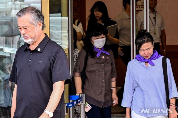 [서울=뉴시스] 조성우 기자 = 이정민 10.29 이태원 참사 유가족협의회 대표 직무대행 및 유가족이 25일 오후 서울 종로구 헌법재판소에서 열린 이상민 행정안전부 장관 탄핵 심판 선고를 듣고 침울한 표정으로 재판정에서 나오고 있다. (공동취재사진) 2023.07.25. photo@newsis.com