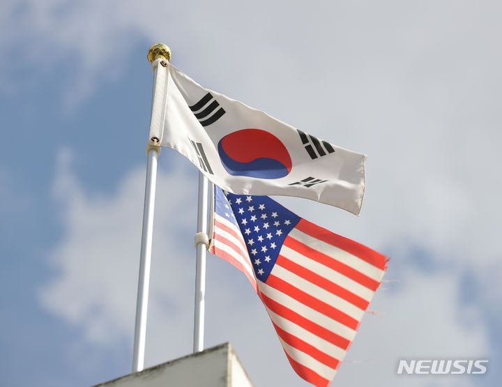 [서울=뉴시스]2023년 7월26일 서울 종로구 대한민국역사박물관에서 열린 한미동맹70주년 기념 특별전에 태극기와 성조기가 펄럭이고 있다. 2025.06.13.