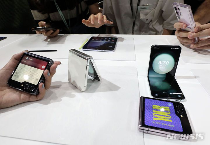 [서울=뉴시스] 김선웅 기자 = 26일 서울 강남구 코엑스에서 열린 갤럭시 언팩 2023에서 행사 참석자들이 갤럭시 Z 플립5, Z 폴드5, 갤럭시 워치6, 갤럭시 탭 S9 등 공개된 제품을 체험하고 있다. 2023.07.26. mangusta@newsis.com
