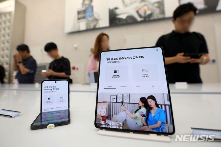 [서울=뉴시스] 김선웅 기자 = 삼성전자가 갤럭시 언팩 2023에서 갤럭시 Z 플립 5, Z 폴드 5, 갤럭시 워치6 시리즈, 갤럭시 탭 S9 시리즈를 공개했다. 27일 서울 강남역 인근 '삼성 강남' 매장에서 고객들이 새로 공개된 제품을 체험하고 있다. 2023.07.27. mangusta@newsis.com