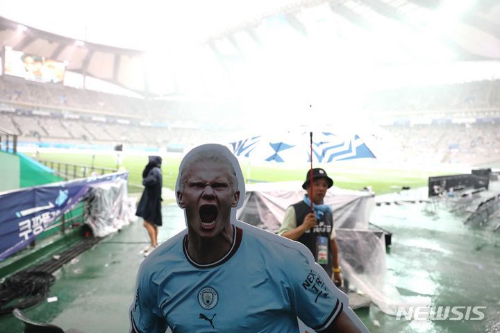 [서울=뉴시스] 정병혁 기자 = 30일 서울 마포구 서울월드컵경기장에 쿠팡플레이시리즈 2차전 맨체스터 시티와 아틀레티코 마드리드의 경기에 앞서 집중호우로 인한 비가 쏟아지고 있다. 2023.07.30. jhope@newsis.com