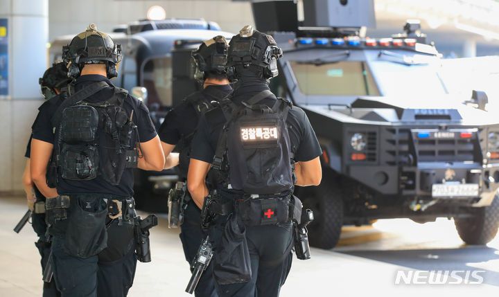 [제주=뉴시스] 지난해 8월6일 오전 제주국제공항 1층 도착장에서 소총과 권총 등 화기로 무장한 제주경찰특공대 대원들이 장갑차를 대동해 경계 활동을 하고 있다. (사진=뉴시스 DB) photo@newsis.com
