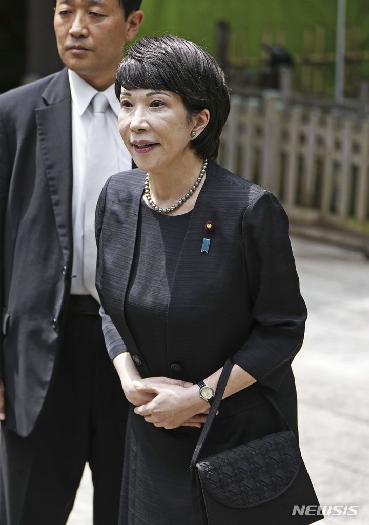 [도쿄=AP/뉴시스]다카이치 사나에 일본 경제안보상이 지난해 8월 15일 태평양전쟁 A급 전범이 합사된 야스쿠니 신사에서 참배한 후 기자들에게 발언하고 있다. 2024.08.16.