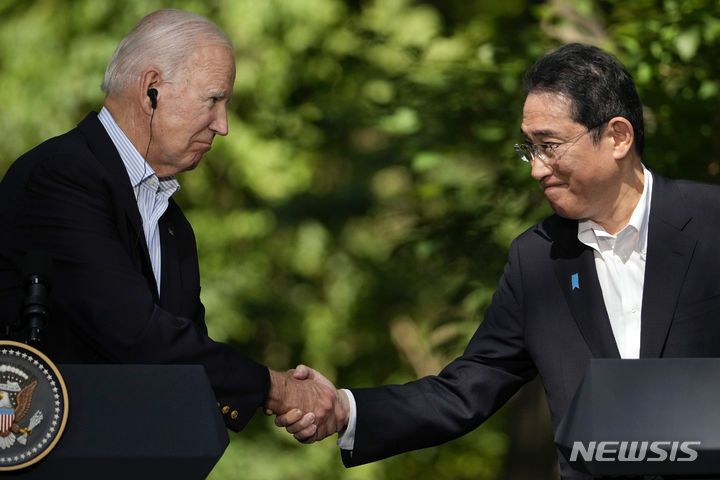 [캠프 데이비드(미국)=AP/뉴시스]조 바이든 미국 대통령(왼쪽)이 지난해 8월 18일(현지시간) 메릴랜드주에 위치한 미 대통령 별장 캠프 데이비드에서 열린 한미일 정상회의를 마친 뒤 가진 한미일 공동기자회견에서 기시다 후미오 일본 총리와 악수하고 있다. 2024.04.04.