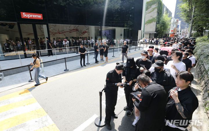 [서울=뉴시스] 김근수 기자 = 국내 첫 슈프림 스토어 오픈날인 19일 오전 서울 강남구 슈프림 도산점 앞에서 시민들이 매장에 들어가기 위해 대기하고 있다. 2023.08.19. ks@newsis.com