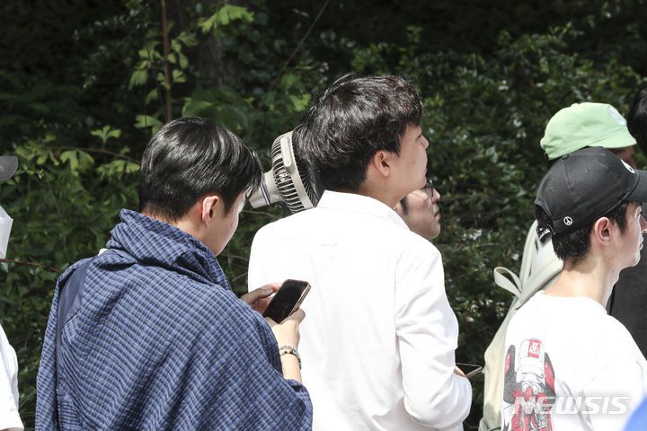 [서울=뉴시스] 김근수 기자 = 국내 첫 슈프림 스토어 오픈날인 19일 오전 서울 강남구 슈프림 도산점 앞에서 시민들이 매장에 들어가기 위해 대기하고 있다. 2023.08.19. ks@newsis.com