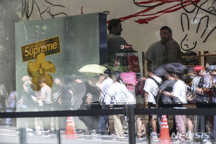 [서울=뉴시스] 김근수 기자 = 국내 첫 슈프림 스토어 오픈날인 19일 오전 서울 강남구 슈프림 도산점 앞에서 시민들이 매장에 들어가기 위해 대기하고 있다. 2023.08.19. ks@newsis.com