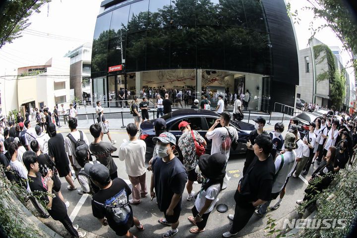 [서울=뉴시스] 김근수 기자 = 국내 첫 슈프림 스토어 오픈날인 19일 오전 서울 강남구 슈프림 도산점 앞에서 시민들이 매장에 들어가기 위해 대기하고 있다. 2023.08.19. ks@newsis.com