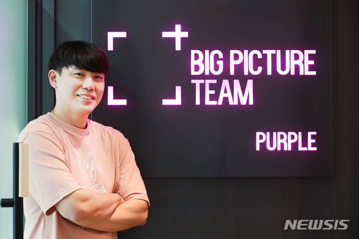 [서울=뉴시스] 권창회 기자 =유튜버 짤툰이 지난 16일 오후 서울 강남구 빅픽처팀 사무실에서 뉴시스와 인터뷰 전 포즈를 취하고 있다. 2023.08.16. kch0523@newsis.com