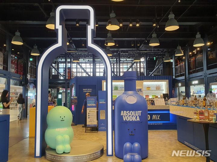 [서울=뉴시스]김혜경 기자 = 21일 오전 서울 광진구 커먼그라운드에 오픈한 '앱솔루트 그라운드' 내부 모습. 2023.08.21.