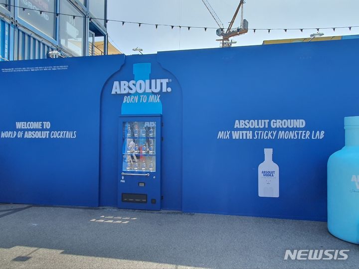 [서울=뉴시스]김혜경 기자 = 21일 오전 서울 광진구 커먼그라운드에 오픈한 '앱솔루트 그라운드' 외부에 마련된 방탈출 게임 공간. 2023.08.21.