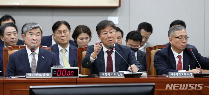 [서울=뉴시스] 이영환 기자 = 김대기 대통령비서실장이 30일 오후 서울 여의도 국회에서 열린 운영위원회 전체회의에서 의원들의 질문에 답변하고 있다. 2023.08.30. 20hwan@newsis.com